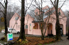 モネの家を模したピンク色の店舗外観