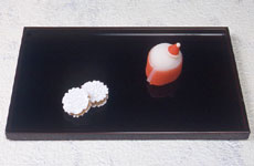 「聖者（主菓子）」「雪の花（干菓子）」（制作＝西沢勝治）