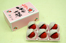 多くの人を魅了してやまない銘菓「いちご大福」。特製パッケージに詰められて販売されている（6個詰め1260円）