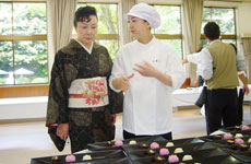 イベント当日、森八女将中宮紀伊子さんと打ち合わせをする次女の千里さん