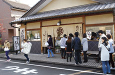 行列が続くおゝみや（群馬・高崎）の店舗風景