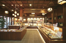アーケード側の出入り口から望んだ店内。格天井や柱(欅)などをそのまま生かした、すっきり余裕の店舗店内