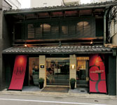 京の和風建築を改装し、和洋のコラボレーションが新しい店舗