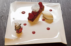 「Tarte aux fraises chaud ,Sorbet au Lait」（制作＝西原裕勝）