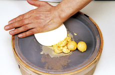 工程（1）蒸し卵黄を絹篩に通し、餡、砂糖類を順次混合する