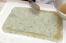 工程（2）粉板上で２ミリ厚に延し、白羊羹を２ミリ厚に流す