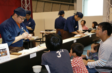 オーダーしたお菓子を目の前で実演。手さばきに見惚れてしまう。作り手の熱い視線も真剣そのもの