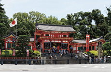 左　四条通のつきあたりに建つ、八坂神社の楼門（重要文化財）