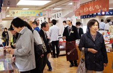 賑わう全国銘菓展