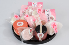 昨秋より市内和洋菓子店で販売を始めたバラのお菓子各種