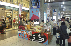 2013年GWに浜松駅構内の臨時売店でうなぎいも使用商品をアピール