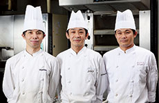 左から：知念裕之氏（飾りパン担当）、茶山寿人氏（ヴィエノワズリー担当）、瀬川洋司氏（パン担当）