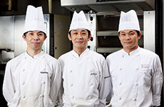 左から：知念裕之氏（飾りパン担当）、茶山寿人氏（ヴィエノワズリー担当）、瀬川洋司氏（パン担当）