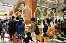 日本橋三越本店本館１階中央ホールに開店した仮想「みつ屋」
