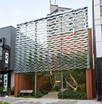 店舗の設計は、著名な建築家「中村拓志氏」。入口正面には宮島の水面をイメージしたオリジナルガラス瓦が組まれ印象的だ