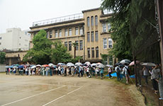 元・立誠小学校を会場に行われた甘党市（11～16時）の長蛇の列