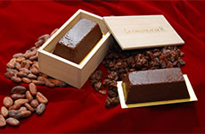 「テリーヌ・オ・ショコラ・レザン」ダークチョコレートをふんだんに使用した濃厚なショコラケーキ