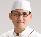 吉田貴之代表取締役（３代目）は選・和菓子職を取得した和菓子技術者でもある