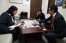 中央に岡 幸男会長、右手に濱田実行委員会委員長、左手に聞き手の金子恵里子