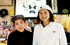 柴田彩さん（右）。実家が和菓子屋だったという母・幸代（さよ）さんとツーショット