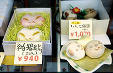 人気のかわいい和菓子。「紅白猫まんじゅう」は新聞でも紹介された