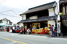 イベント当日の沢田本店の「大福茶屋さわた」。縁結びも通りに面した店舗はもちろん、周辺にも参加店が軒を並べる