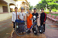 旅の途中、カンボジアにて。中央は現地の僧侶、左下のニャンコちゃんが秀逸