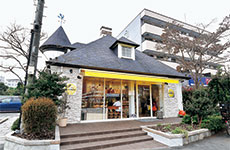 三角屋根が特徴的な小城のような店舗は、元はフランス料理店だった