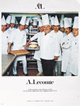 フランス版「VOGUE」（1983年11月号）”日本特集”の中で掲載された１枚。当時の厨房で働くアンドレ・ルコント氏とスタッフの皆さん。記事には、「日本で最高峰のケータリング店。20年前から日本人と強い絆で結ばれている」というような内容が書かれている