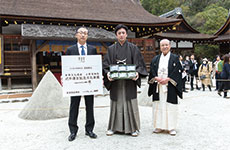 奉納舞台の実現に尽力した松本幸四郎さんと（中央）と味の素AGF株式会社・代表取締役品田英明さん（左）、賀茂別雷神社・宮司 田中安比呂さん