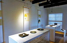 ギャラリー”KYOTO27”２階の展示会場。それぞれの器に合わせて作った和菓子が並ぶ