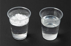 右は一般的な粉糖。左はNSP Topping Sugar で、水に溶けにくい性質を示す