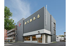 黒と白のコントラストがモダンな店舗外観