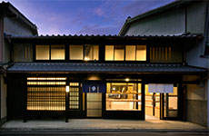 伝統的な街並に馴染む「京の温所 竹屋町」外観