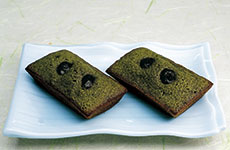 「玉露と抹茶のフィナンシェ」制作＝水上陽一
