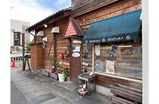 山小屋風のウッディーな造りの「政次郎のパン」外観